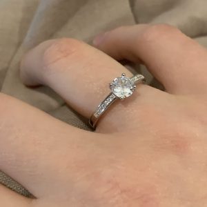 Anel em prata com zircónias