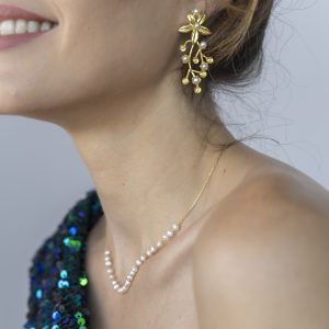 Brincos em prata dourada florais com pérolas