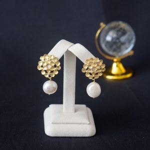 Brincos em prata dourada flores com pérolas