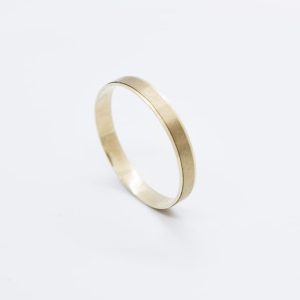 Aliança reta acetinada com frisos delicados nas laterais