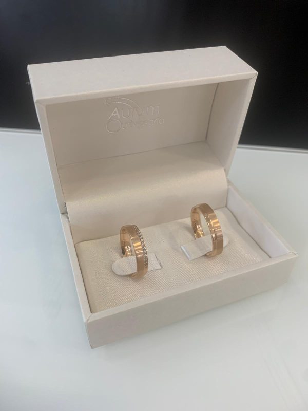 Alianças rosa com rebaixo na lateral e pedras