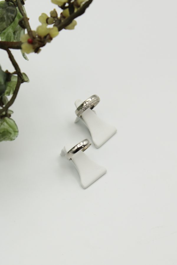 Aliança prata com pedras amendoa