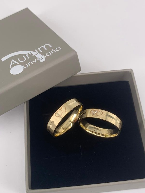 alianças com friso e corações