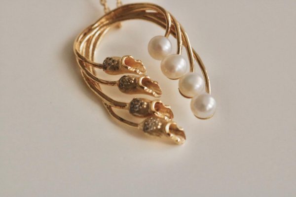 colar cups and pearls